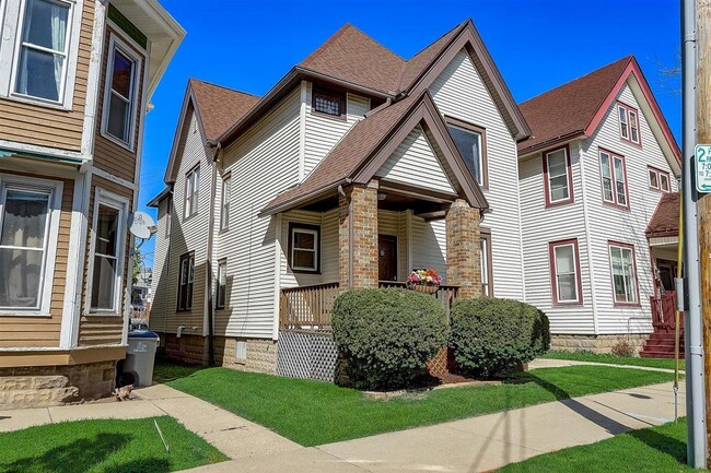 Building Photo - 1512 E Irving Plz