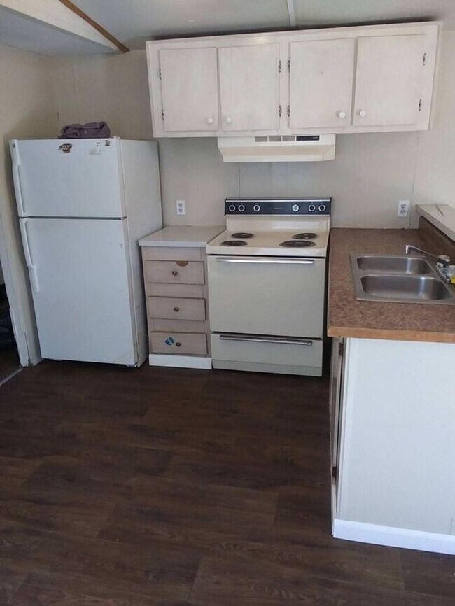 Building Photo - Nicely updated mobile home available now!