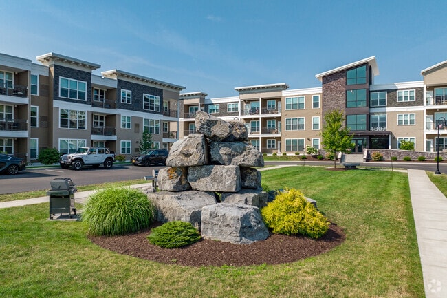 Outdoor Center Quad - Tumblerock Luxury Apartments