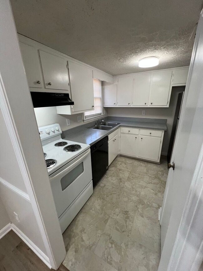 Building Photo - Available now!!! 2 Story townhome across from Briscoe Park!!