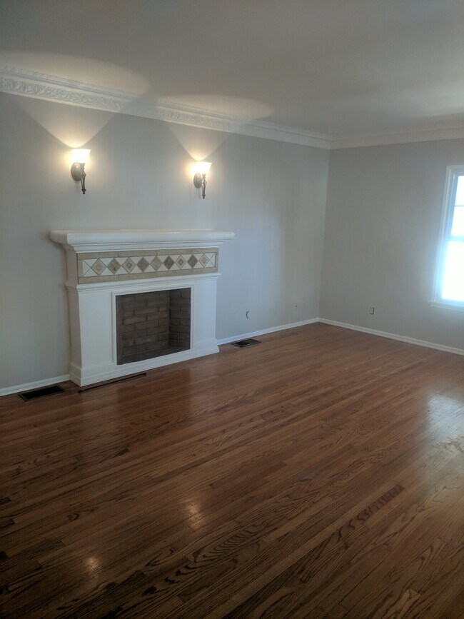 Building Photo - 443 N Orange Grove Ave