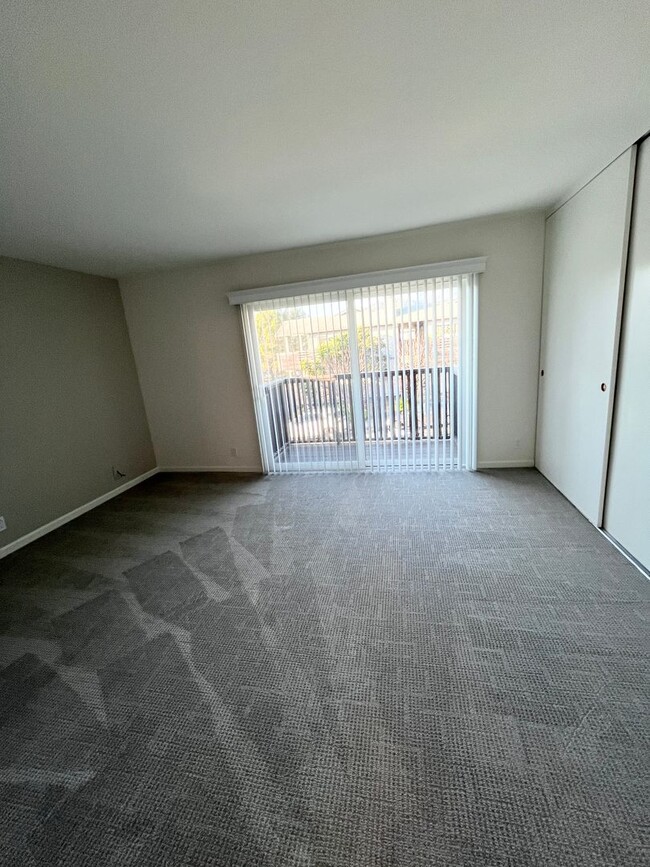 Building Photo - Newly Renovated 2x1 behind Bon Air!