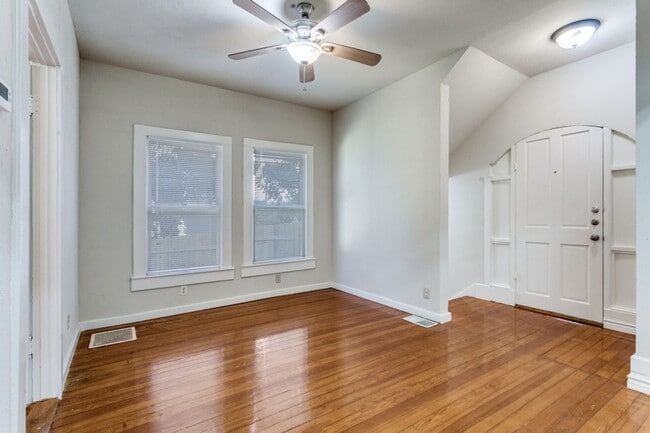 Building Photo - 130 E Craig Pl