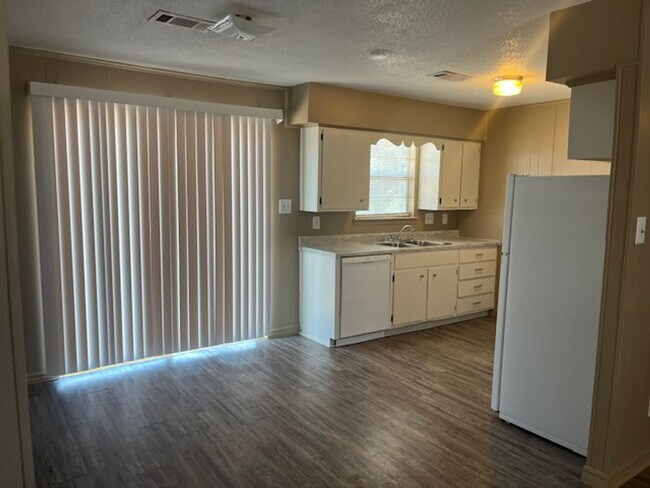 Foto del edificio - Welcome to your dream home in Russellville...