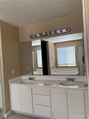 Foto del edificio - 7439 Hutchinson Pl