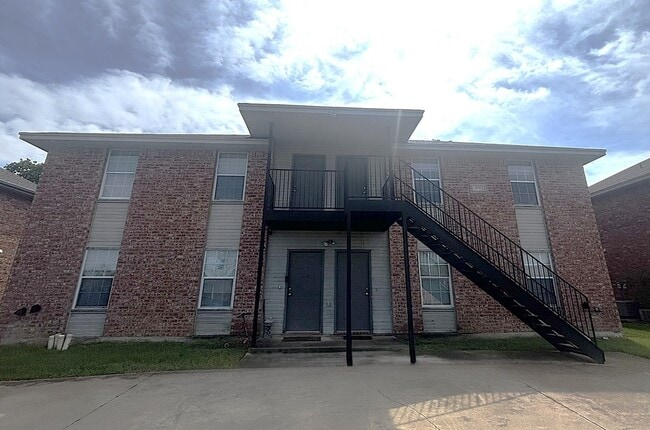 Building Photo - 409 Creek St