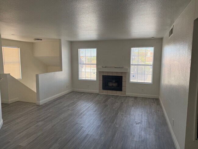 Foto del edificio - Beautiful 2-Bedroom Condo with Fireplace & Community Pool Near Cheyenne Freeway