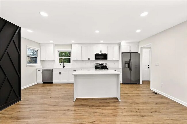 Foto del edificio - 4 Bed, 3 Bath in Decatur!