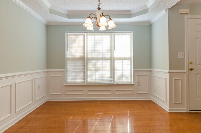 Building Photo - "Charming 3-Bed Oasis with Spacious 1800 sqft and Private Fenced Backyard in Huntersville!"