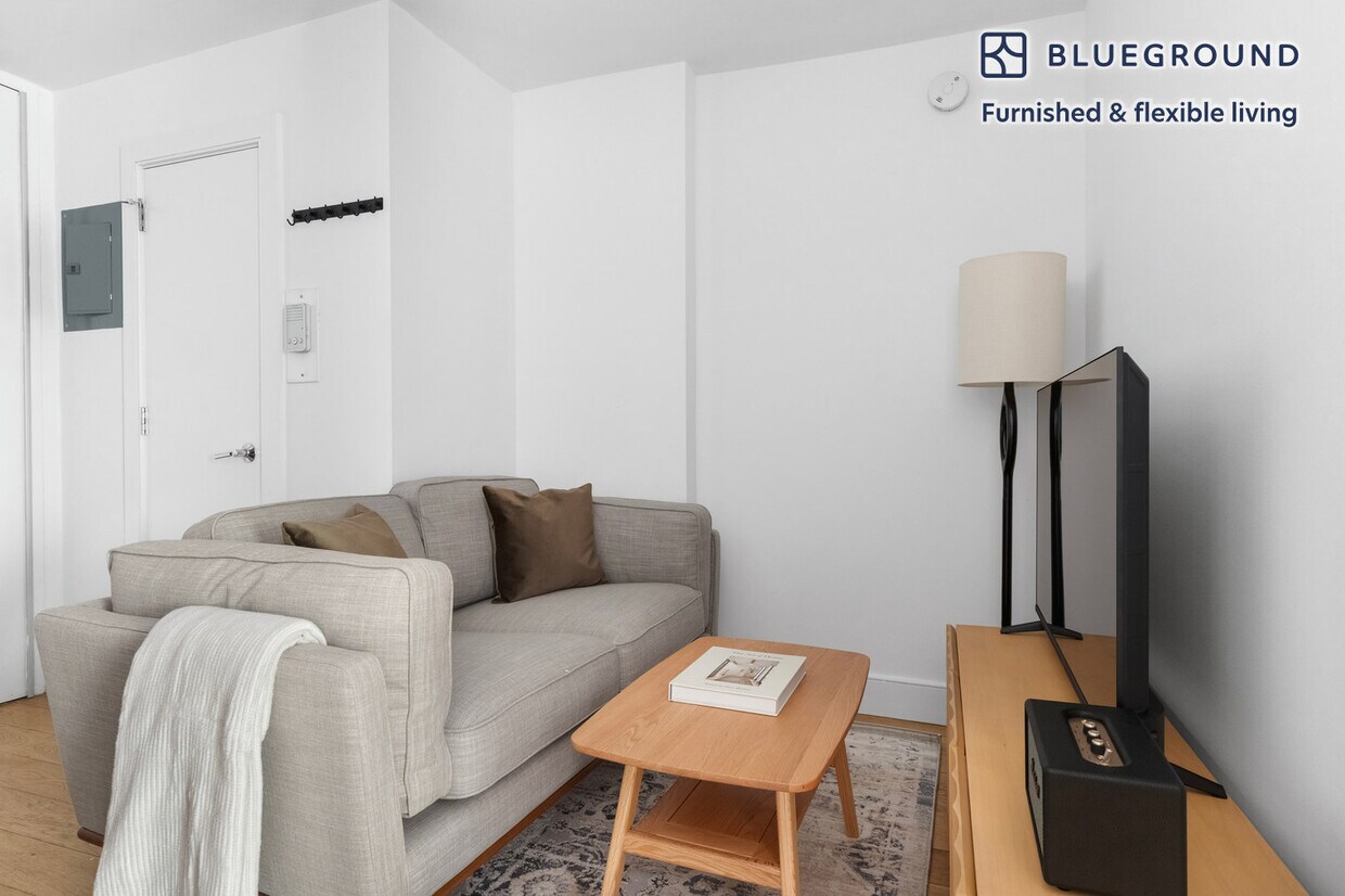 Foto principal - 230 E 44th St