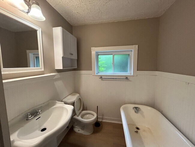 Foto del edificio - **PRICE IMPROVEMENT**111 Magnolia Dr: Newl...