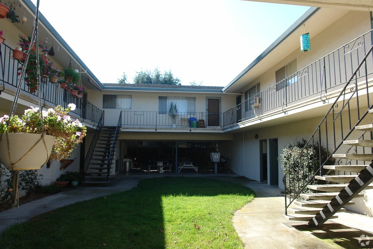 Building Photo - 3970 Will Rogers Dr