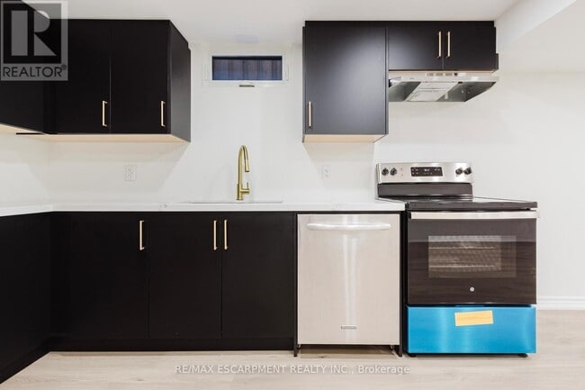 Building Photo - 211 Green Rd