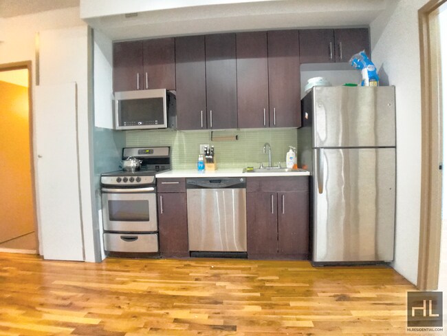 Foto del edificio - 3 Bed 2 Bath with Balcony!