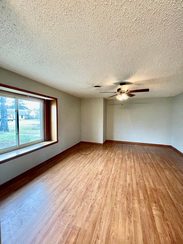 Primary Photo - 2403 Englewood Dr