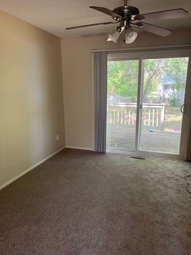 Dining area by kitchen, deck, fenced yard - 13049 Saratoga Ln N