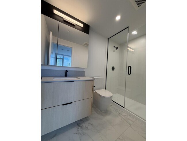 Photo du bâtiment - 13738 Central Ave