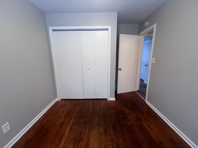 Building Photo - Two Bedroom Duplex on SE Side!