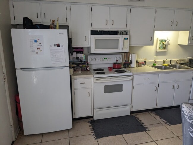 Kitchen - 4214 La Palma Ct