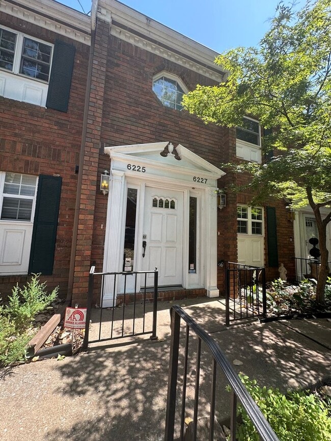 Building Photo - 6227 S Yorktown Pl