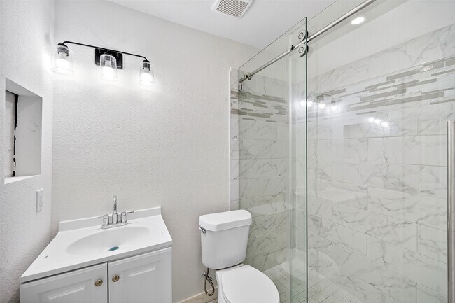 Foto del edificio - 13815 Bay Gardens Dr