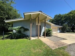 Building Photo - 2304 Mesquite Ln