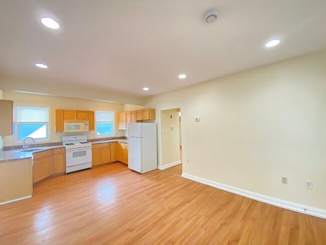 Building Photo - 289 Merrimack St