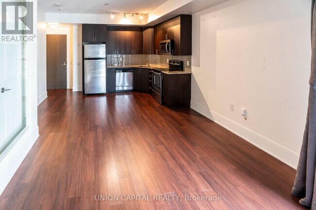 Photo du bâtiment - 560-560 Front St W