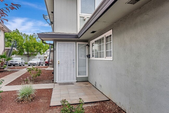 Foto del edificio - 2 Story Condo in Charry Plaza HOA