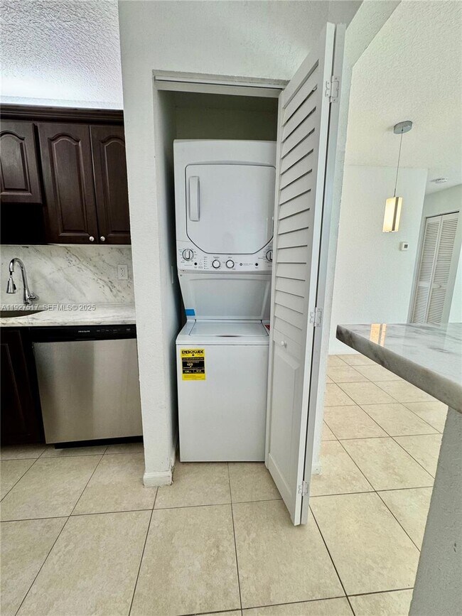 Foto del edificio - 11044 Royal Palm Blvd