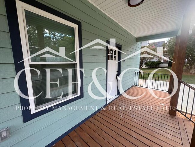 Building Photo - Beautifull updated 3 bedroom 2 bath home i...