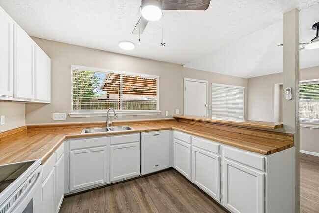 Foto del edificio - 5202 Roserock Ln