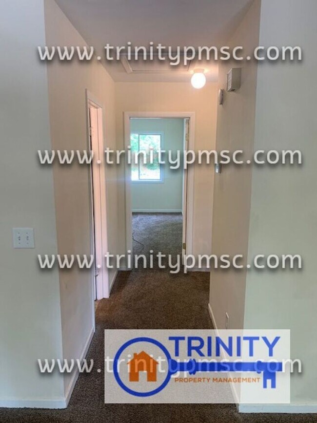 Building Photo - Upstairs apartment available now!