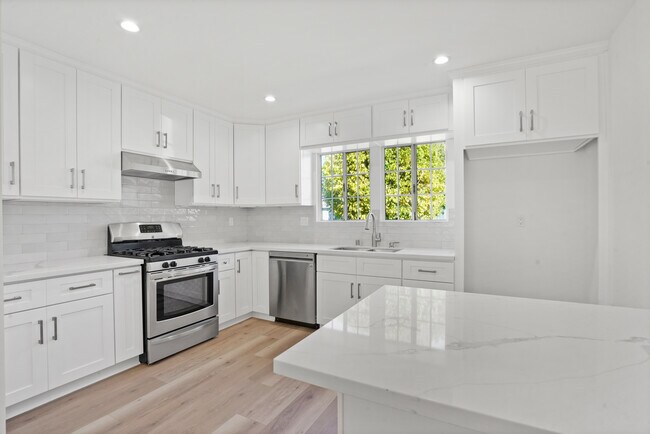 Building Photo - 6039 Varna Ave