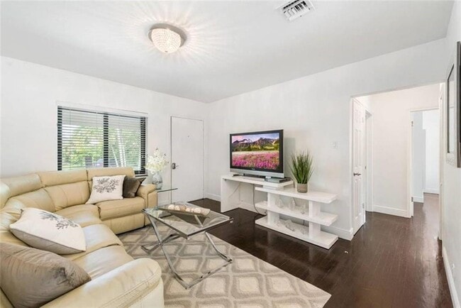 Building Photo - 801 NE 19th Ave