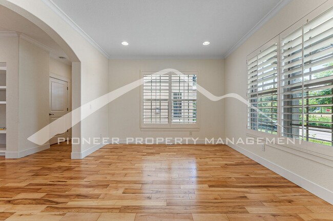 Building Photo - Gorgeous Home with Central AC and Washer/D...