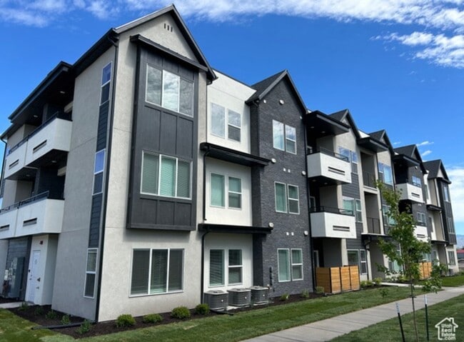 Building Photo - 3115 S 200 W