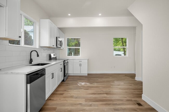 Building Photo - New Updated 3 Bed 2 Bath Lower South Hill Home!