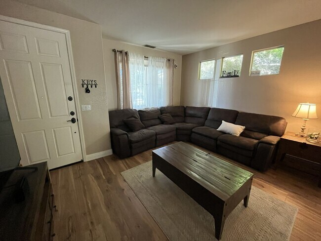Foto del edificio - Remodeled 4 bedroom, 2 bathroom home in Elk Grove, CA!