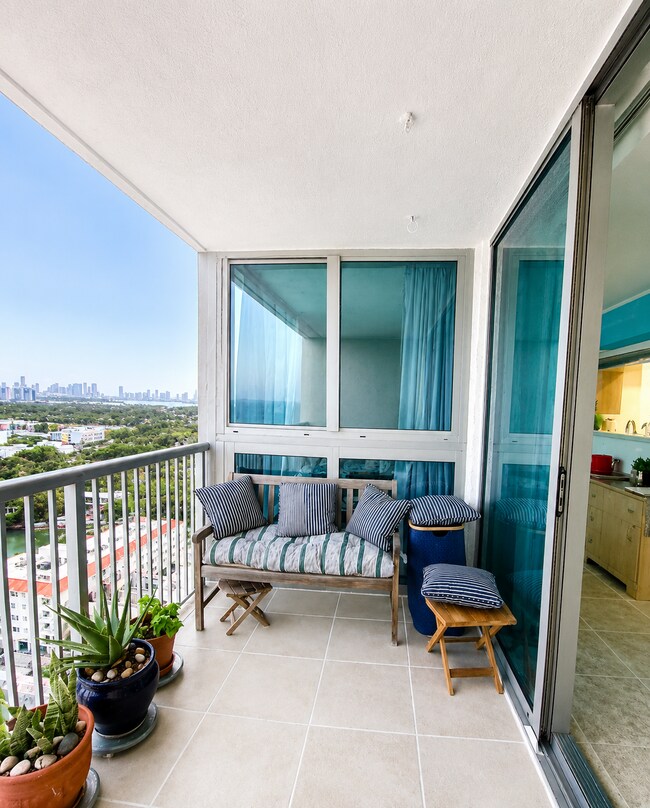 Building Photo - 2655 Collins Ave
