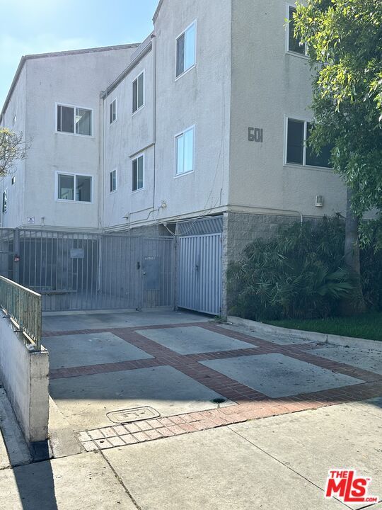 Building Photo - 601 S Grevillea Ave