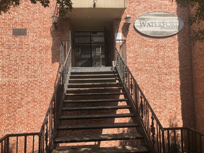 Building Photo - 2401 Leon St