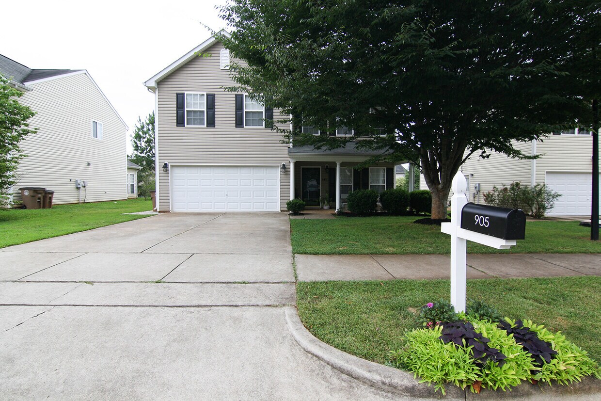 Front of House - 905 Fulworth Ave