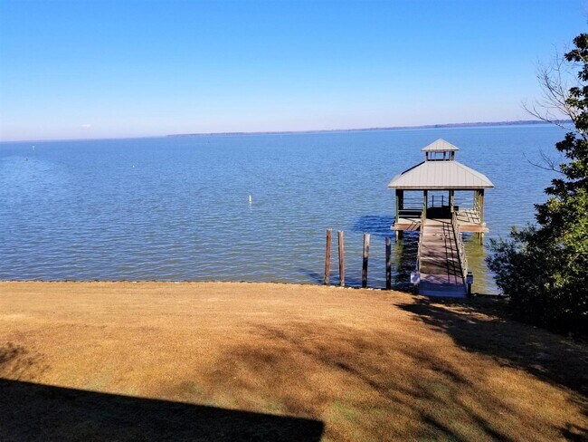 Foto del edificio - 615 Ballard Ln