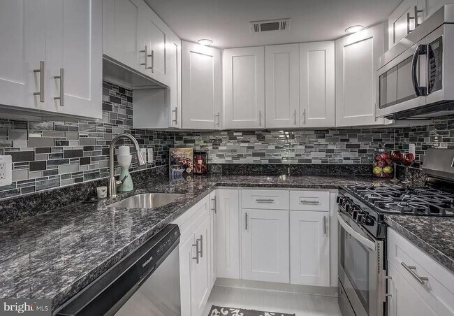 Foto del edificio - 14822 Bryan Ct