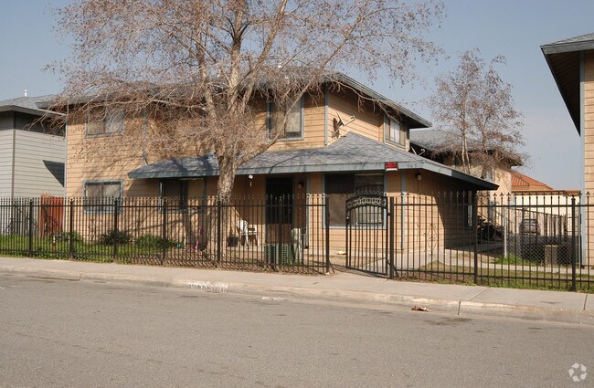 Building Photo - 565-575 Sioux Dr
