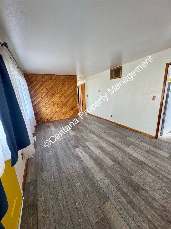 Foto del edificio - 3 Bed 1 Bath located on the flats