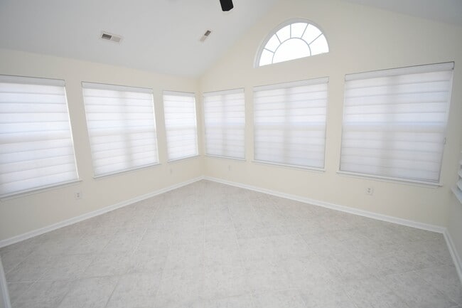 Foto del edificio - 160 Stonegate Blvd