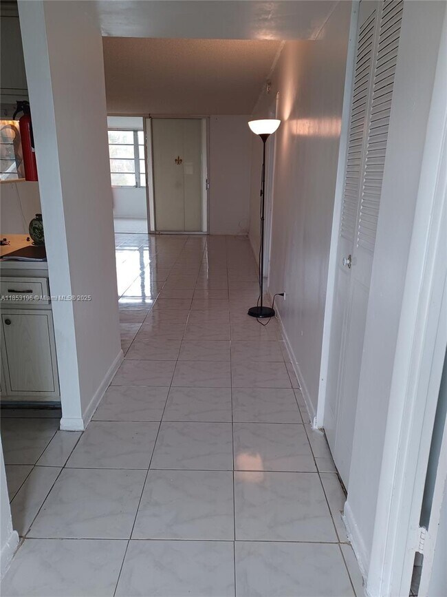Foto del edificio - 445 NE 195th St