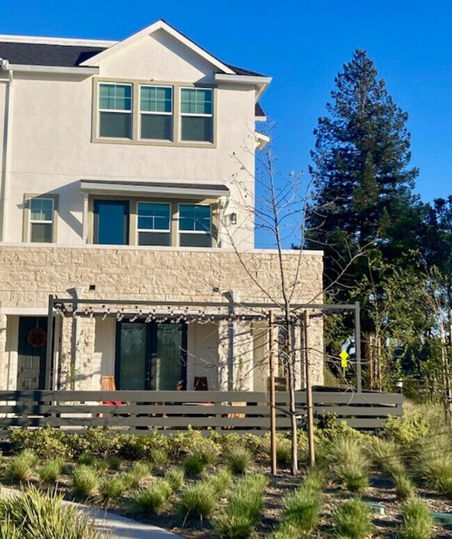 Foto del edificio - Gorgeous 3 bedroom 2.5 bath Fountaingrove ...